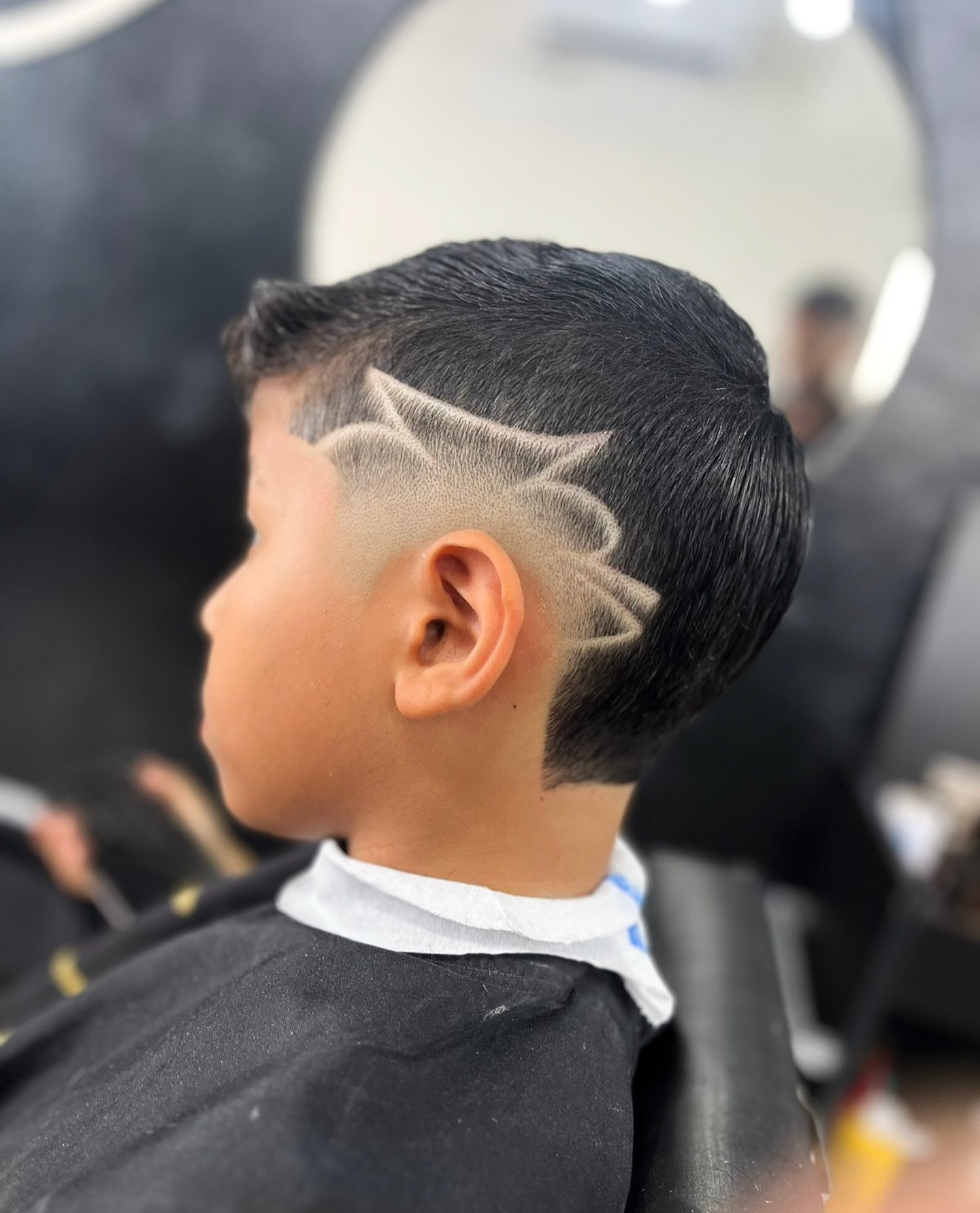 Corte de cabelo com detalhes geométricos