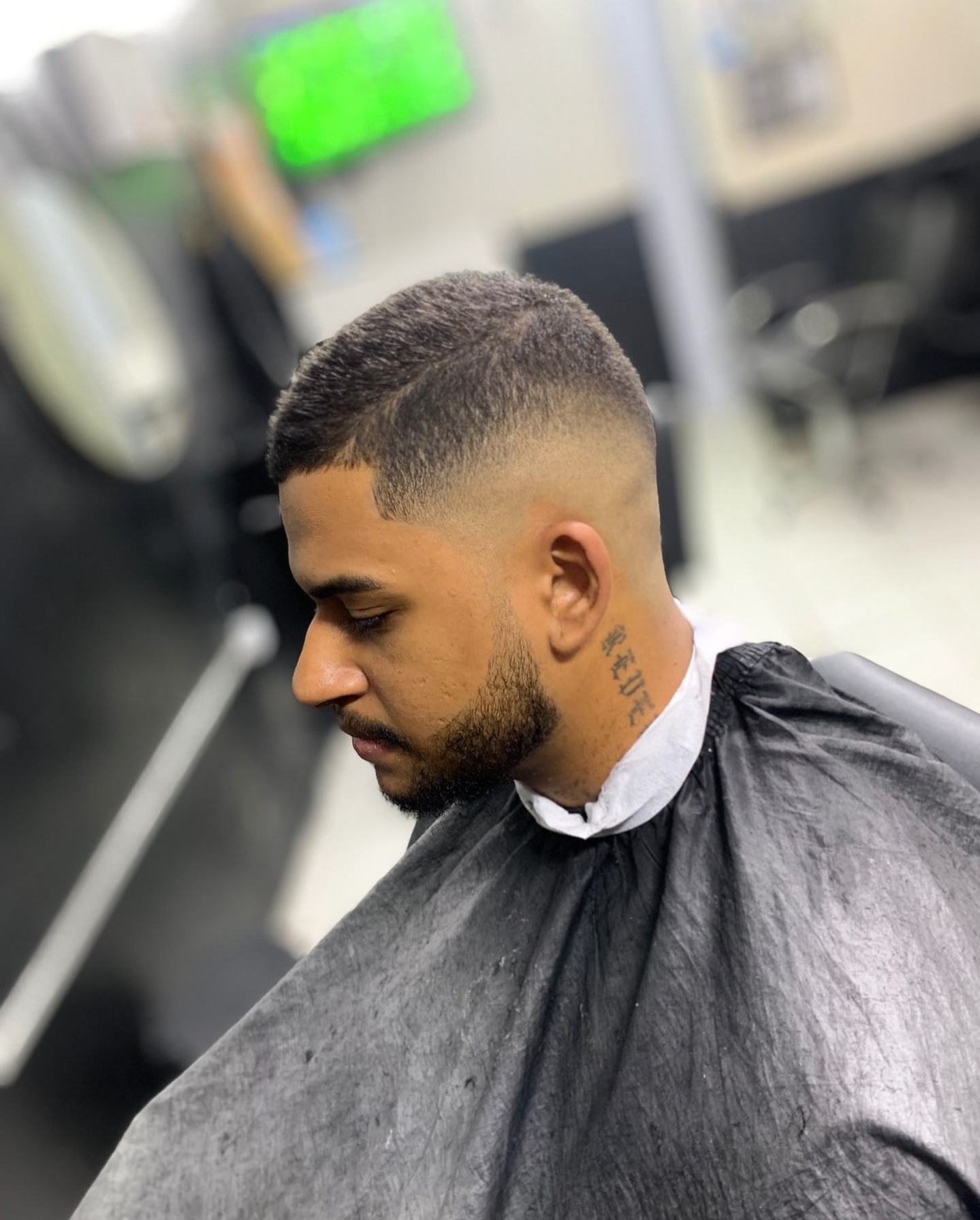 Barba desenhada com acabamento preciso